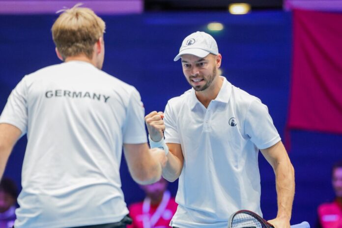 Davis Cup - Deutschland - Peru Hatten nach einem starken Auftakt noch Probleme: das Doppel Kevin Krawietz (l) und Tim Pütz (r)