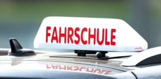 Weniger Anmeldungen zur Fahrschule – Kritik an Berlin Vorsicht Fahrschule! Fahrschüler beim Fahrunterricht sieht man derzeit etwas weniger als noch vor einigen Monaten. (Symbolbild)