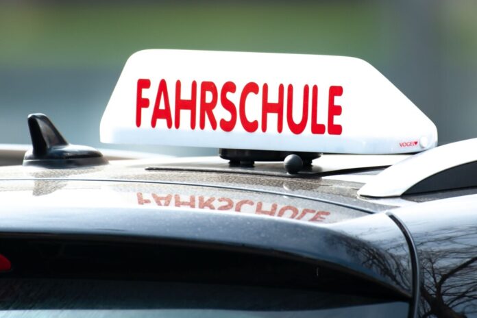 Fahrschule Vorsicht Fahrschule! Fahrschüler beim Fahrunterricht sieht man derzeit etwas weniger als noch vor einigen Monaten. (Symbolbild)