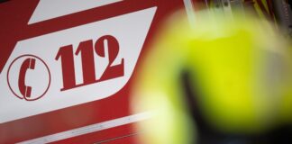 Sportwagen im Gegenverkehr – 58-Jähriger schwer verletzt Rettungskräfte der Feuerwehr befreiten den 58-Jährigen aus seinem Wagen. (Symbolbild)