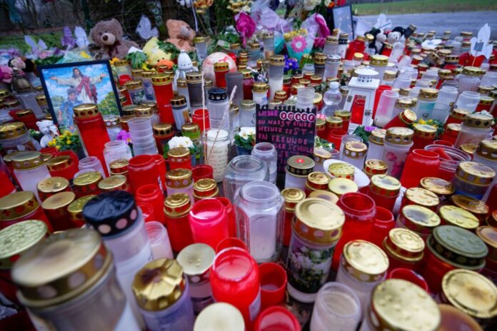 Gewaltsamer Tod von Yosef - Gedenkort Gedenkstätte für den getöteten Yosef in Dormagen. Die Bestürzung in der Stadt ist groß.