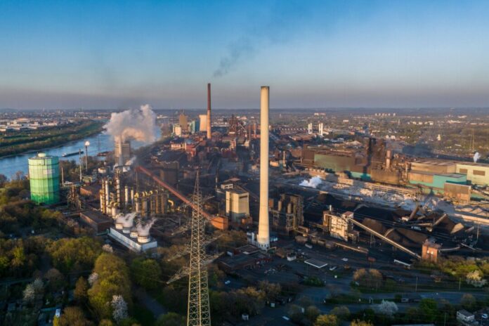 Stahlerzeuger HKM Der Stahlkonzern Salzgitter will das Gemeinschaftsunternehmen HKM in Duisburg komplett übernehmen. 2.000 Stellen sollen wegfallen. (Archivbild)