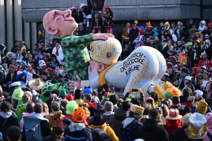 Rosenmontag - Düsseldorf Besonders ein zwischen Kremlchef Wladimir Putin und Patriarch Kirill als Karikatur dargestellter Oralverkehr ist Gegenstand des umstrittenen Gerichtsverfahrens gegen den Karnevalisten Jacques Tilly. (Archivbild)