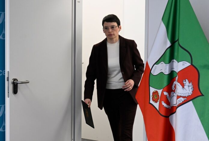 Flüchtlingsministerin Josefine Paul tritt zurück Die frühere NRW-Fluchtministerin Josefine Paul stand seit Monaten wegen ihrer schleppenden Kommunikation nach dem Solinger Anschlag unter Druck. (Archivbild)