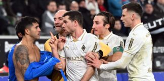 Hoffnung bei Borussia: «So bleiben wir in der Bundesliga» Es ging bisweilen hoch her im Westduell. Torschütze Engelhardt (r.) schlichtet.