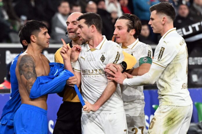 Borussia Mönchengladbach - Bayer Leverkusen Es ging bisweilen hoch her im Westduell. Torschütze Engelhardt (r.) schlichtet.
