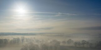 Regen und Wind zum Auftakt des Straßenkarnevals Nebel liegt über Feldern bei Dorsten.