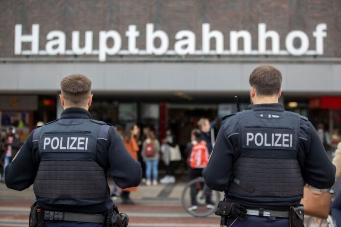 Waffenverbote an Karneval an Bahnhöfen Polizisten der Bundespolizei stehen vor dem Duisburger Hauptbahnhof (Archivfoto)