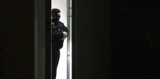 Drogenkriminalität: SEK durchsucht Wohnung Die Polizei durchsuchte mehrere Wohnungen, unter anderem in Bonn.