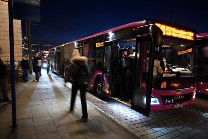 Generalsanierung Bahnstrecke Köln-Wuppertal-Hagen Der Morgen am Wuppertaler Hauptbahnhof läuft trotz der Generalsanierung auf der Strecke Hagen-Wuppertal ruhig an.
