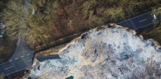 Auf etwa 80 Metern ist die Straße abgesackt.