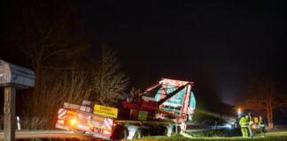 Schwertransporter rutscht in Graben – B475 gesperrt Der Schwertransporter ist von der Straße abgekommen.