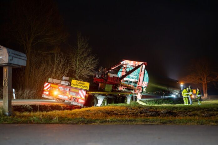 Schwertransporter rutscht in Graben - B475 gesperrt Der Schwertransporter ist von der Straße abgekommen.
