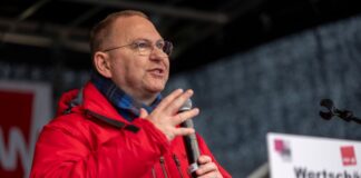 Gewerkschaften fordern Arbeitgeberangebot mit mehr Gehalt Frank Werneke, Vorsitzender der Gewerkschaft Verdi, fordert ein verbindliches Arbeitgeberangebot.