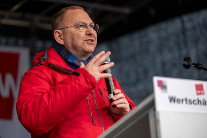 Warnstreik der Gewerkschaften - Düsseldorf Frank Werneke, Vorsitzender der Gewerkschaft Verdi, fordert ein verbindliches Arbeitgeberangebot.