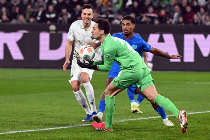 Borussia Mönchengladbach - Bayer Leverkusen Haris Tabakovic scheiterte mit seinem Schuss zunächst an Keeper Janis Blaswich.
