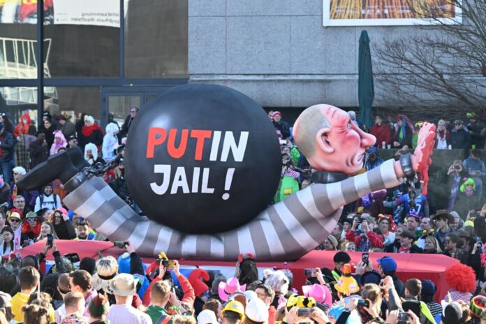 Rosenmontagszug - Düsseldorf Wie sieht die Antwort der Düsseldorfer Narren aus? (Archivbild)