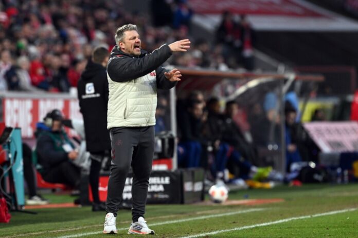 Lukas Kwasniok Kölns Trainer Lukas Kwasniok reist mit seiner Mannschaft frühzeitig in Richtung Stuttgart.