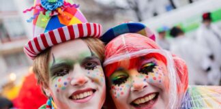 Nasser Karnevalsauftakt in den rheinischen Hochburgen Die Jecken lassen sich die gute Laune auch durch Regen nicht verderben.
