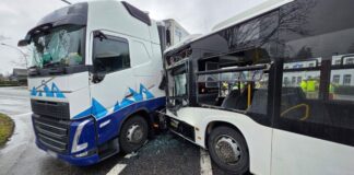 Bus prallt mit Lastwagen zusammen – sechs Verletzte Linienbus stößt mit Lastwagen zusammen: sechs Verletzte.