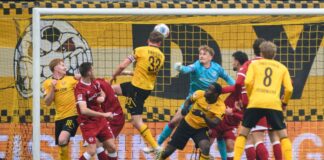 Zwei Standardtore: Dresden gegen Bielefeld endet remis Christoph Daferner (Dynamo Dresden, 4.v.l.) erzielt das 1:0.