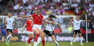 Österreichische Nationalspielerin Degen verlängert in Köln Die österreichische Nationalspielerin Celinadegen (l) hat ihren Vertrag beim 1. FC Köln verlängert. (Archivbild)