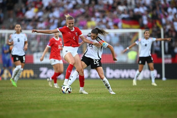 Österreichische Nationalspielerin Celina Degen Die österreichische Nationalspielerin Celinadegen (l) hat ihren Vertrag beim 1. FC Köln verlängert. (Archivbild)