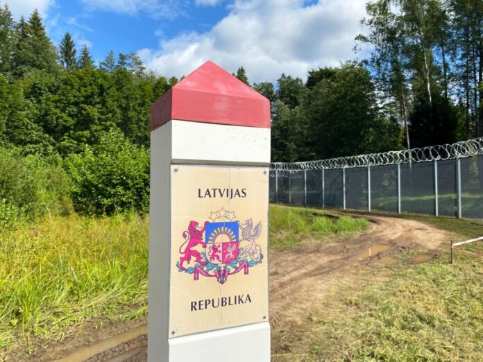 Lettlands Grenze zu Russland Lettland will seine Ostgrenze mit Verteidigungsanlagen und physischen Barrieren gegen mögliche Angriffe sichern. (Archivbild)