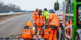 A52-Sperrung wird aufgehoben – noch zwei Wochen Tempo 40 Der Schaden an der Brücke musste zwischen fester Fahrbahn und Brückenkörper behoben werden.