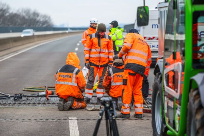 Ruhrtalbrücke Der Schaden an der Brücke musste zwischen fester Fahrbahn und Brückenkörper behoben werden.