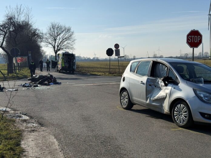 Motorradfahrer schwer verletzt - Hubschrauber im Einsatz Der verletzte Motorradfahrer wurde mit dem Rettungshubschrauber in ein Krankenhaus gebracht.
