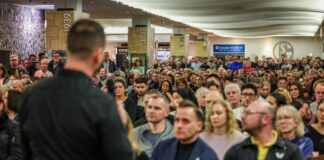 Nach Millionen-Coup: Sparkasse öffnet Kunden-Anlaufstelle Nach dem spektakulären Gelsenkirchener Sparkassen-Einbruch öffnet die Bank eine Servicestelle für Kunden - hier ein Archivbild einer Informationsveranstaltung eines Rechtsanwalts für Kunden. (Archivbild)