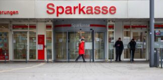 Polizeieinsätze nach Fehlalarmen an Sparkasse Gelsenkirchen Ende Dezember waren in der Sparkasse mehr als 3.000 Schließfächer aufgebrochen worden. Die Täter flohen mit Beute in Millionenhöhe (Archivbild)
