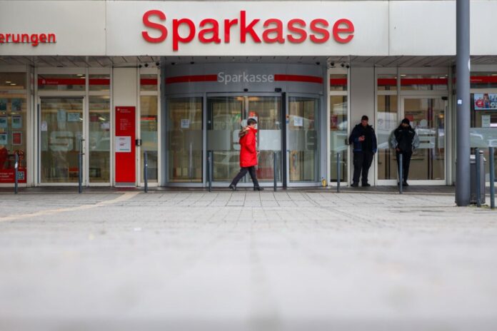 Fehlalarme: Polizeieinsätze an der Sparkasse Gelsenkirchen Ende Dezember waren in der Sparkasse mehr als 3.000 Schließfächer aufgebrochen worden. Die Täter flohen mit Beute in Millionenhöhe (Archivbild)
