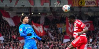 Unions Sieg-Premiere gegen schlaffes Leverkusen Union Berlins Nsoki (r.) setzt sich im Kopfballduell mit Leverkusens Tillmann (l.) durch.