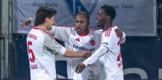 1:1 im Ruhrstadion: Bochum und Nürnberg kommen kaum voran Der Nürnberger Mohamed Alì Zoma (Mitte) bejubelt mit den Vorlagengebern Tom Baack (links) und Rabby Nzingoula seinen Treffer zur 1:0-Führung.