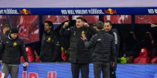 Eine Sichel, kein Pfiff: Dortmunds VAR-Frust vor Bayern-Hit Sportdirektor Sebastian Kehl und Trainer Niko Kovac diskutieren mit dem vierten Offiziellen Robert Hartmann.