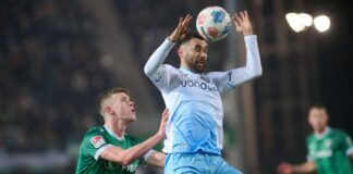 Münsters Jano ter Horst (l) bedrängt den Bochumer Gerrit Holtmann. 