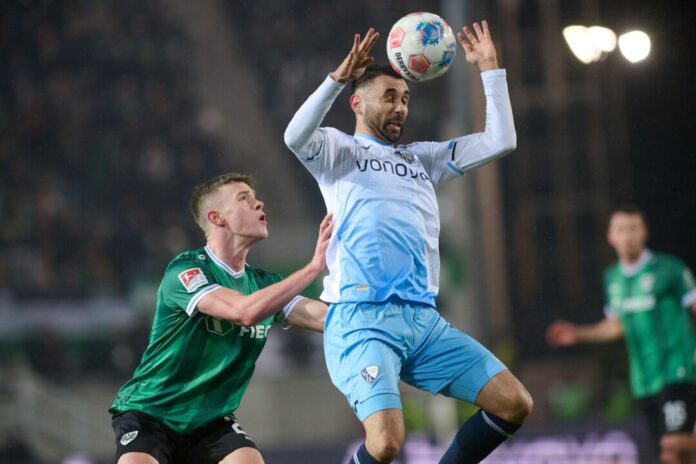 Preußen Münster - VfL Bochum Münsters Jano ter Horst (l) bedrängt den Bochumer Gerrit Holtmann.