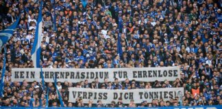 Ex-Schalke-Boss Tönnies versteht Proteste gegen ihn nicht Fans zeigen Transparente mit der Aufschrift: «Kein Ehrenpräsidium für Ehrenlose. Verpiss dich Tönnies!».