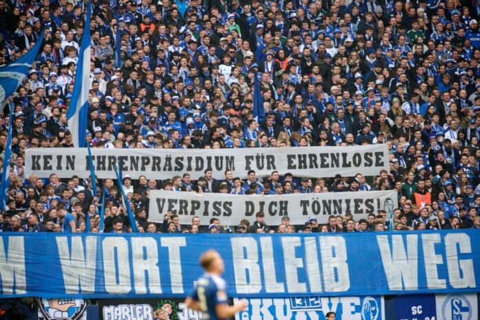 FC Schalke 04 - Dynamo Dresden Fans zeigen Transparente mit der Aufschrift: «Kein Ehrenpräsidium für Ehrenlose. Verpiss dich Tönnies!».