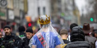 Karneval als Krisenschild – Narren feiern im Regen Regencape mit Krone: Die rheinischen Narren mussten an Weiberfastnacht tapfer sein.