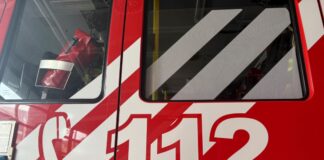 Chemie-Alarm auf A30 – Polizei stoppt Lkw bei Westerkappeln Auf einer Autobahn im Kreis Steinfurt sind Chemikalien auf die Fahrbahn gerieselt. Die Feuerwehr kümmert sich auf einem Rastplatz um die Sicherung des Lastwagens. (Symbolbild)