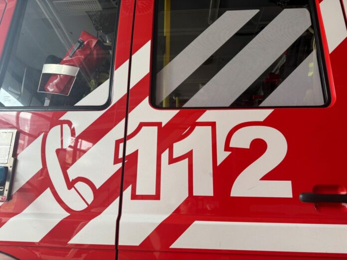 Feuerwehr Auf einer Autobahn im Kreis Steinfurt sind Chemikalien auf die Fahrbahn gerieselt. Die Feuerwehr kümmert sich auf einem Rastplatz um die Sicherung des Lastwagens. (Symbolbild)