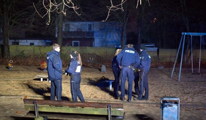 Ermittlungen nach tödlichen Böllerunfällen laufen Einer der beiden tödlichen Unfälle passierte auf einem Spielplatz in Bielefeld. (Archivbild)
