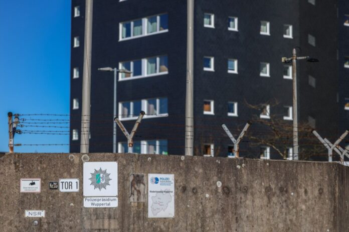 Polizeiliegenschaft in Wuppertal Die Beschäftigten der Polizei ertragen an der Müngstener Straße in Wuppertal seit vielen Jahren unhaltbare Zustände.
