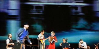 „Der Reisende“ verabschiedet sich von der Essener Grillo-Bühne Kai Weiner, Mathias Znidarec, Alexey Ekimov, Lene Dax, Ceren Bozkurt, Philipp Noack in "Der Reisende" von Ulrich Alexander Boschwitz in einer Fassung und mit Texten von Hakan Savaş Mican. Premiere am 13. September 2024 im Grillo-Theater. Foto: Birgit Hupfeld