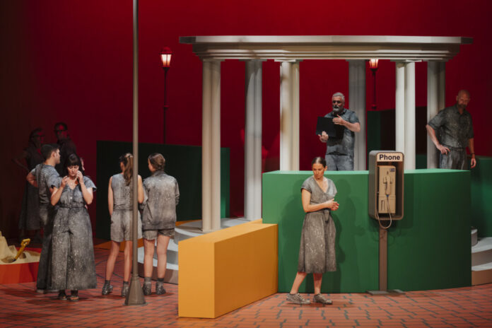 Eine Szene aus dem Bühnenstück. Foto: Maximilian Borchardt Eine Szene aus dem Bühnenstück. Foto: Maximilian Borchardt