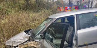 Bilanz für 2025: Alle 38 Minuten passiert im Kreis Mettmann ein Unfall Im vergangenen November kam es unter anderem zu einem Unfall in Velbert-Neviges, bei dem dieser Wagen einer 78-Jährigen beim Überqueren des Bahnübergangs an der Bernsaustraße von einem Zug erfasst worden ist. „Die Unfallbeteiligten hatten augenscheinlich mehrere Schutzengel“, so die Polizei damals. Weder die Autofahrerin noch Insassinnen oder Insassen aus dem Zug wurden verletzt. Archivfoto: Kreispolizeibehörde