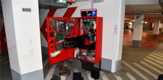 Parkscheinautomat in Ratinger Parkhaus aufgebrochen Der aufgebrochene Automat. Foto: Polizei